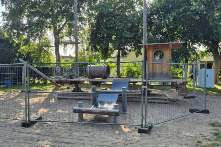 eingezäuntes Wackelschiff