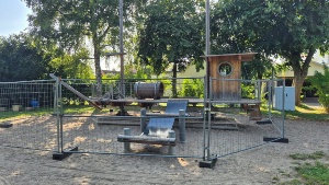 das eingezäunte Wackelschiff in Wieck