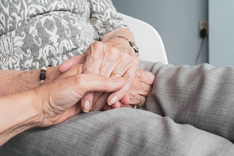 Hände im Alter c Sabine van Erp