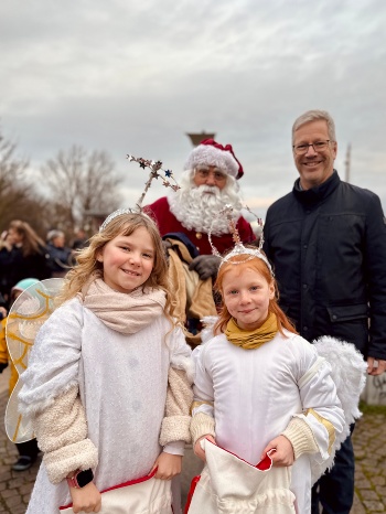 Weihnachtsmann mit Engeln