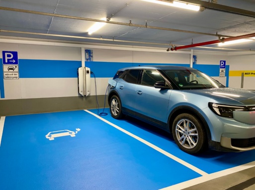 Vier neue Ladestationen für E-Autos wurden in der Tiefgarage am Markt installiert