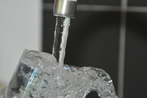 water-1154082_1920 (c) com77380 auf pixabay © com77380 auf pixabay Glas Wasser unter einem laufenden Wasserhahn