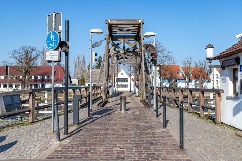 Blick auf die historische Wiecker Klappbrücke mit Poller