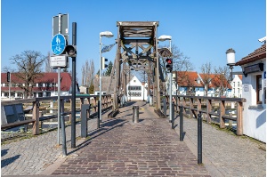 Blick auf die historische Wiecker Klappbrücke mit Poller