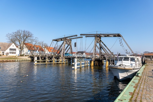 Blick auf die Wiecker Holzklappbrücke