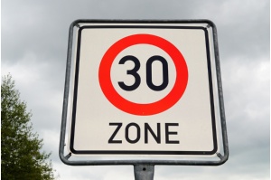 Zone 30 Verkehrsschild - © Karsten Paulick Zone 30 Verkehrsschild