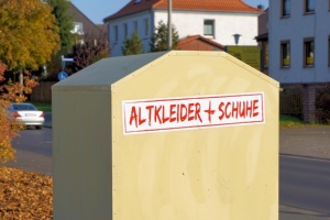 Altkleidercontainer mit der Aufschrift Altkleider und Schuhe
