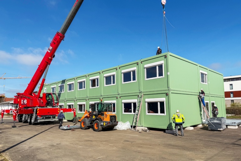 Inzwischen sind alle Module für die neue Grundschule an der Feldstraße aufgebaut 