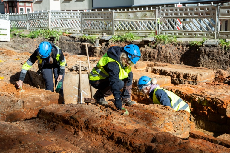 Archäologen an der Ausgrabungsstelle in der Straße An den Wurthen