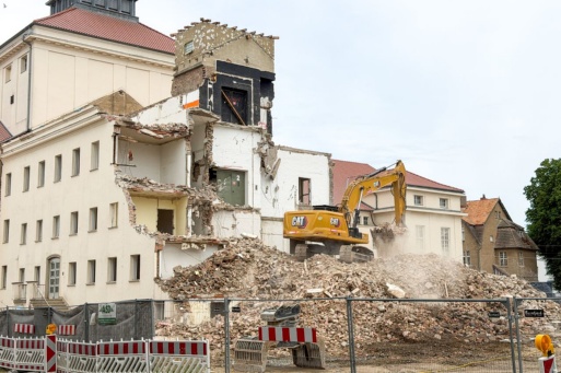 Abrissarbeiten am Theater im Juli 2026