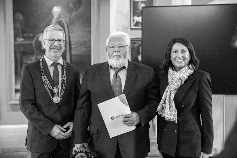 Oberbürgermeister Dr. Stefan Fassbinder, Bernd Lieschefsky und die Präsidentin der Bürgerschaft  Prof. Dr. Madeleine Tolani bei der Verleihung des Silbernen Greifen