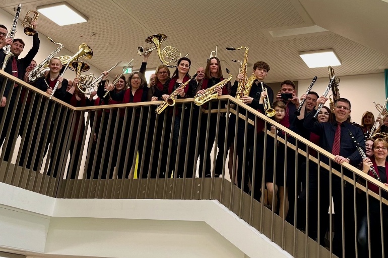 Blasorchester Greifswald beim Frühlingskonzert auf einer Treppe