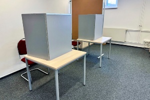 Briefwahllokal im Greifswalder Verwaltungsgebäude am Tierpark © Pressestelle UHGW Wahlkabinen im Briefwahllokal im Greifswalder Verwaltungsgebäude am Tierpark