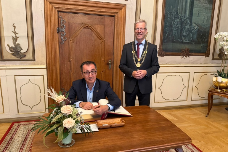 Cem Özdemir trägt sich ins Goldene Buch der Stadt Greifswald ein