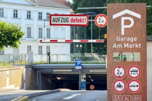 Einfahrt Tiefgarage am Markt © André Gschweng Einfahrt zur Tiefgarage Am Markt mit Schild Aufzug defekt