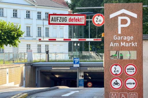 Einfahrt zur Tiefgarage Am Markt mit Schild Aufzug defekt