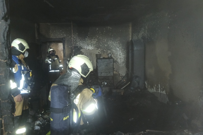 Einsatzkräfte der Feuerwehr Greifswald löschen Brand im Dubnaring 