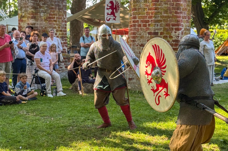 Archivbild vom Eldenaer Klostermarkt 2025 mit kämpfenden Rittern