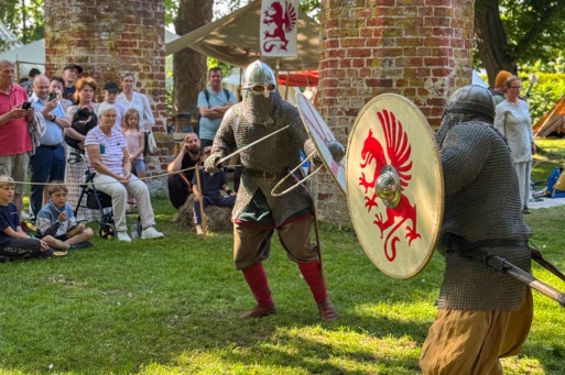 Archivbild vom Eldenaer Klostermarkt 2025 mit kämpfenden Rittern