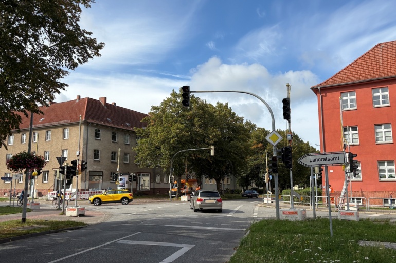 Ersatzampel an der Kreuzung Feldstraße/Franz-Mehring-Straße