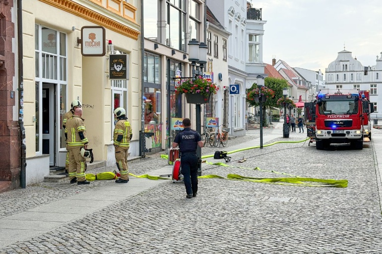 Feuerwehr und Polizei am Einsatzort in der Langen Straße