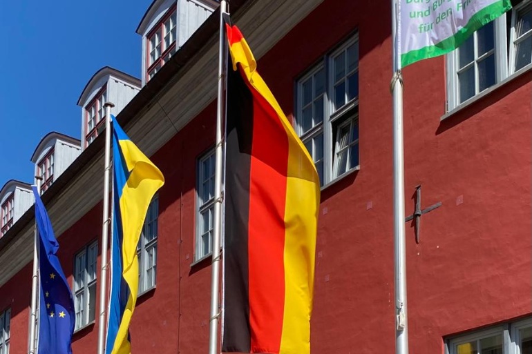 Flagge für Mayor for Peace hängt vor dem Rathaus