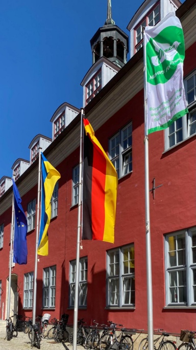 Flagge für Mayor for Peace hängt vor dem Rathaus
