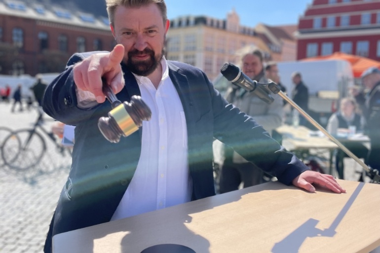 Auktionator Markus Müller bei der Fundradversteigerung zum Gartenmarkt 2023