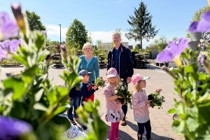 Greifswald blüht auf 2026 © André Gschweng Die Kinder der Kitas „Zwergenland“ und „Weg ins Leben“ (Hanse-Kinder) bepflanzen die Blumentürme.
