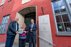 Greifswalder Rathaus ist Notinsel für Kinder © Marvin Medau Mario Tschirn, Solvig Glawe und Achim Lerm (vlnr.) mit dem Aufkleber der Notinsel
