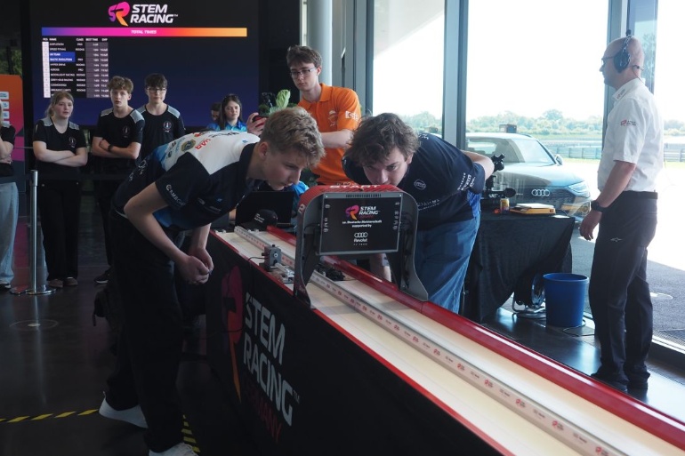 Greifswalder Team Baltic Evolution beim STEM-Racing Wettbewerb 