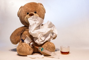 Symbolbild Grippeschutz © Bild von Myriams-Fotos auf Pixabay Kranker Plüschteddy mit Spritze und Taschentüchern