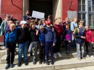Gutschein der Stadtwerke für die Käthe-Kollwitz-Grundschule, Foto Andrea Reimann (9) © Andrea Reimann Kinder der Käthe-Kollwitz-Grundschule stehen auf der Treppe vor dem Rathaus und halten einen 200-Euro-Gutschein der Stadtwerke in die Luft