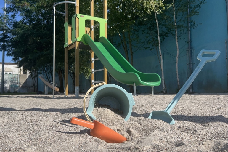 Spielplatz mit Rutsche, Wippe und Sandkasten für die Grundschule am Schulzentrum