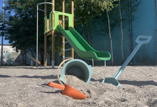 Spielplatz mit Rutsche, Wippe und Sandkasten für die Grundschule am Schulzentrum
