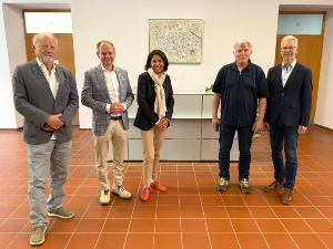 Hubert Schwarz, Ulrich Wolff, Prof. Madeleine Tolani, Prof. Thomas Hartmann und Dr. Stefan Fassbinder mit dem neuen Bild im Rathausfoyer (c) Pressestelle (2) © Andrea Reimann Der Galerist Hubert Schwarz, der Vorstandsvorsitzende der Sparkasse Vorpommern Ulrich Wolff, die Präsidentin der Bürgerschaft Prof. Madeleine Tolani, der Künstler Prof. Thomas Hartmann und Oberbürgermeister Dr. Stefan Fassbinder mit dem neuen Bild im Rathaus-foyer