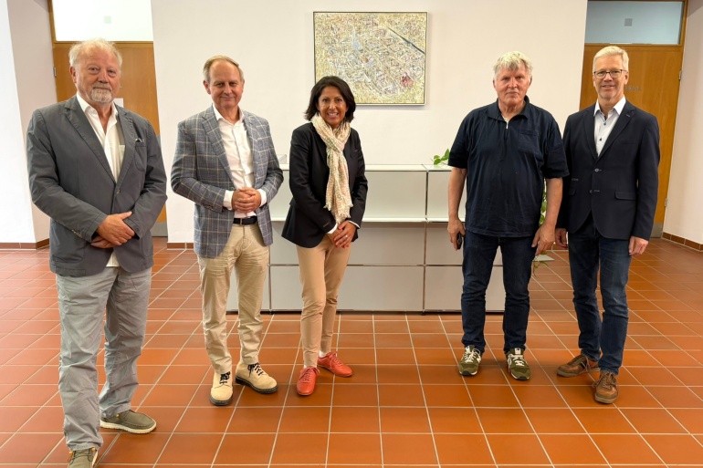 Der Galerist Hubert Schwarz, der Vorstandsvorsitzende der Sparkasse Vorpommern Ulrich Wolff, die Präsidentin der Bürgerschaft Prof. Madeleine Tolani, der Künstler Prof. Thomas Hartmann und Oberbürgermeister Dr. Stefan Fassbinder mit dem neuen Bild im Rathaus-foyer