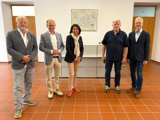 Der Galerist Hubert Schwarz, der Vorstandsvorsitzende der Sparkasse Vorpommern Ulrich Wolff, die Präsidentin der Bürgerschaft Prof. Madeleine Tolani, der Künstler Prof. Thomas Hartmann und Oberbürgermeister Dr. Stefan Fassbinder mit dem neuen Bild im Rathaus-foyer