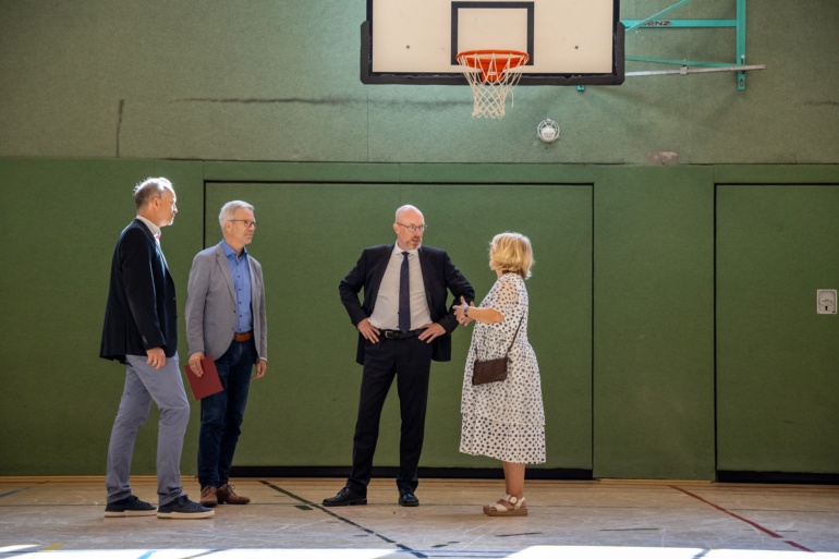 Besuch von Innenminister Christian Pegel (2.v.r.) und Oberbürgermeister Dr. Stefan Fassbinder (2.v.l.) in der Sporthalle Arndstraße