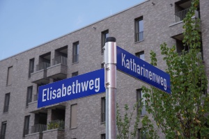 Katharinenweg & Elisabethweg © Amt für Bildung, Kultur und Sport Schilder mit den Straßennamen Katharinenweg & Elisabethweg