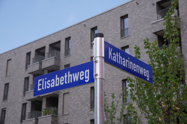 Schilder mit den Straßennamen Katharinenweg & Elisabethweg