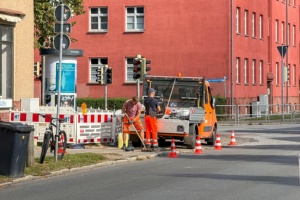 Kollegen des Tiefbau- und Grünflächenamtes bauen Verkehrszeichen für Schulwegsicherung an © André Gschweng Kollegen des Tiefbau- und Grünflächenamtes bauen Verkehrszeichen für Schulwegsicherung an