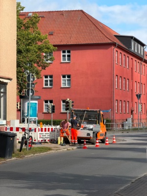 Kollegen des Tiefbau- und Grünflächenamtes bauen Verkehrszeichen für Schulwegsicherung an (c) André Gschweng © André Gschweng Kollegen des Tiefbau- und Grünflächenamtes bauen Verkehrszeichen für Schulwegsicherung an