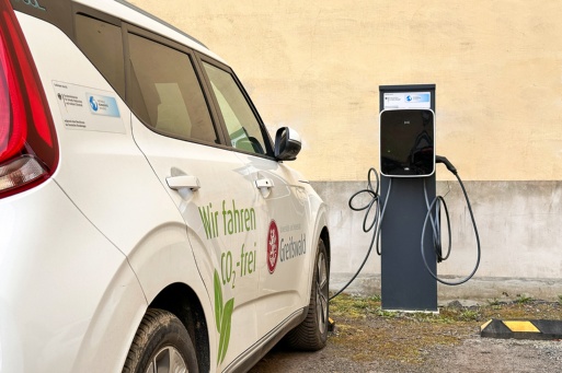 Elektrofahrzeug neben einer Ladesäule