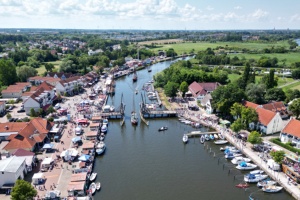 Luftaufnahme Fischerfest Gaffelrigg 2025 © André Gschweng Zur Gaffelrigg wird die historische Klappbrücke geöffnet