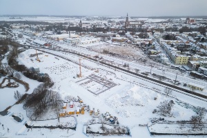 Luftaufnahme der Baustelle für Schulzentrum im Schnee