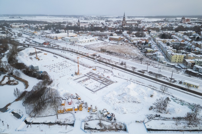 Luftaufnahme der Baustelle für Schulzentrum im Schnee