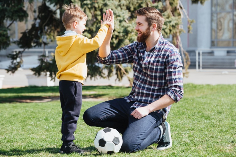 Vater und Sohn geben sich High Five
