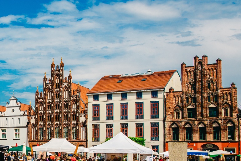 Blick auf die gotischen Giebelhäuser am Markt 11 und 13