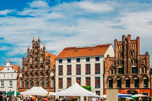 Blick auf die gotischen Giebelhäuser am Markt 11 und 13